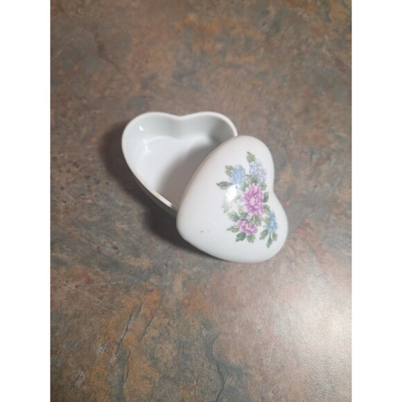 Porcelain Heart Shaped Trinket Box Floral Purple Lilac & Blue Flowers - Picture 2 of 9